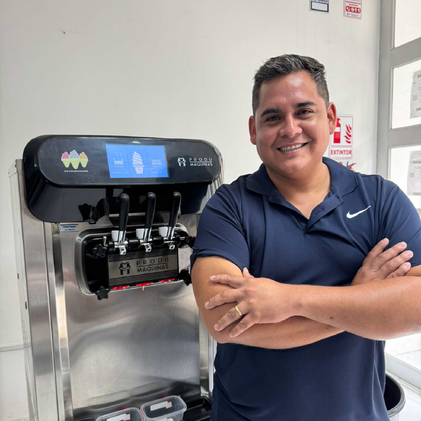 Joffre Rogel con su máquina de helados soft de Produmáquinas (produmaquinas, produ maquinas)